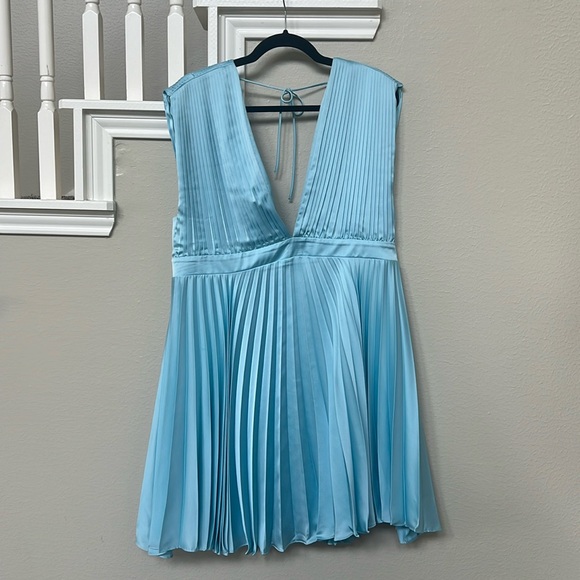 Abercrombie: Plunge Pleated Mini Dress - Picture 1 of 3